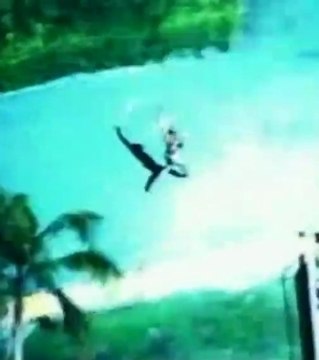 Complètement nu il est poursuivi par la police dans les rues pour vol