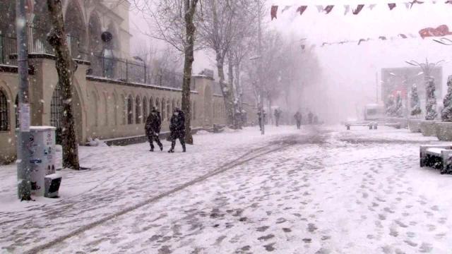 Sultangazi'de kar yağışı etkisini arttırarak devam ediyor... Lapa lapa yağan kar ilçeyi beyaza bürüdü