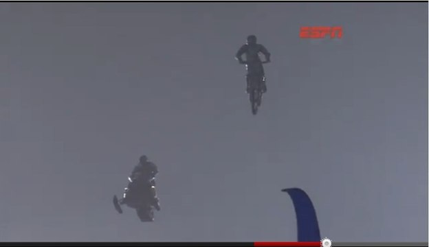 Des sauts de folie en moto et scooter des neiges pour le Nouvel An