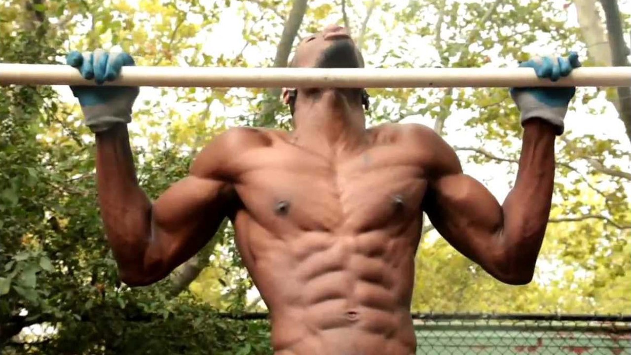 Des exercices inédits à faire dans la rue pour se muscler les abdos