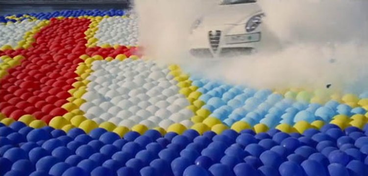 Cette Alfa Romeo fonçe droit dans 2738 ballons de baudruche en vidéo