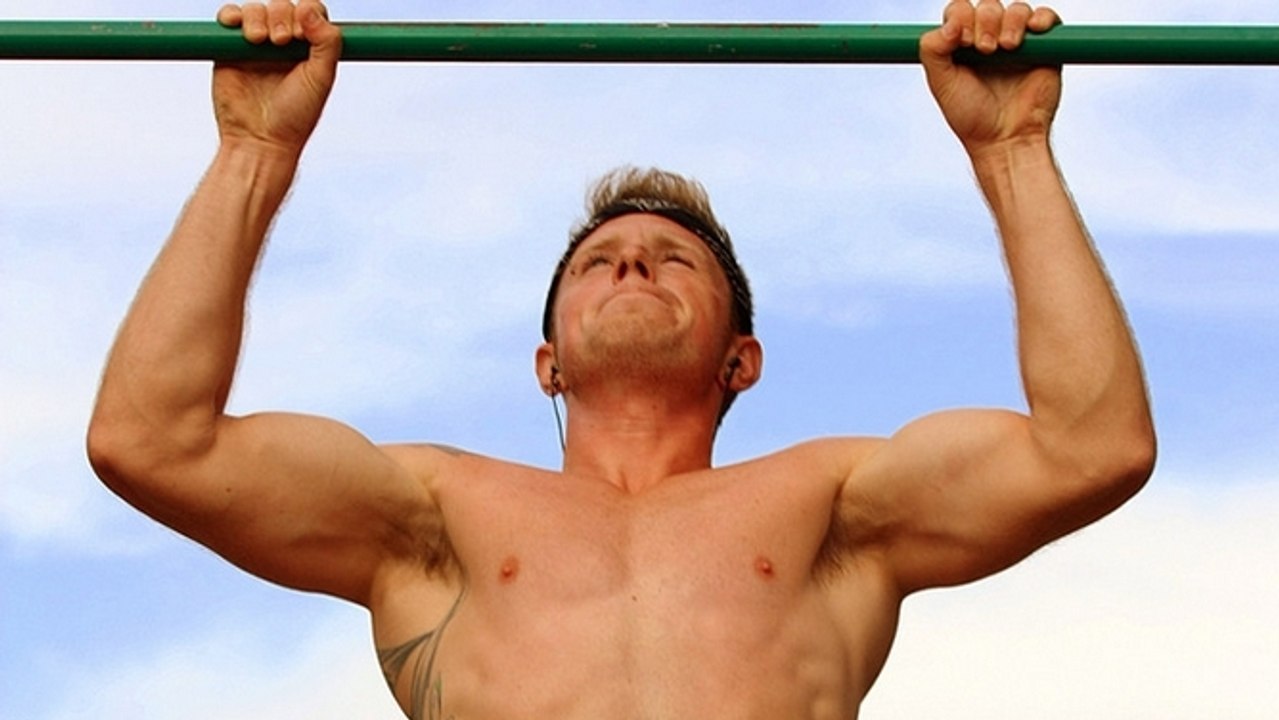 Se muscler de gros biceps avec des exercices à la barre de tractions