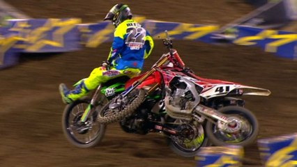 Un pilote de motocross se venge en envoyant son adversaire dans le décor