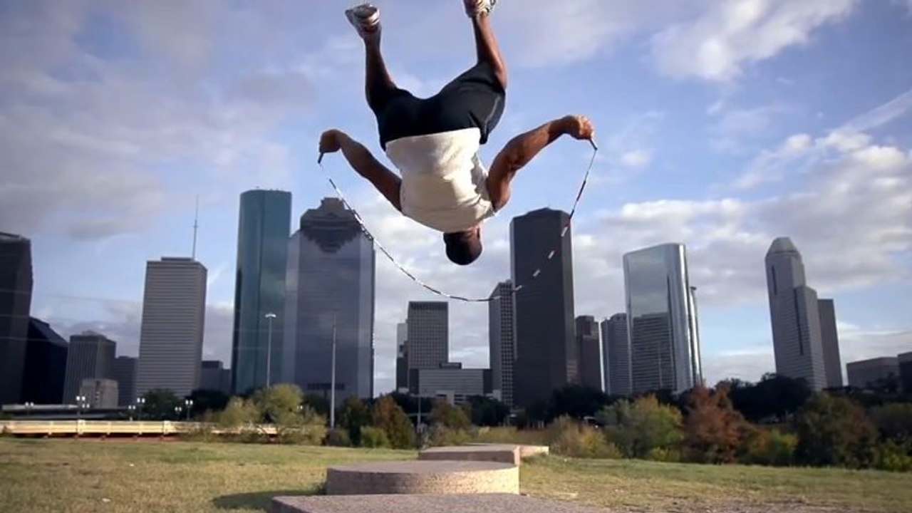 Des tricks de folie en corde à sauter avec Nick Woodard