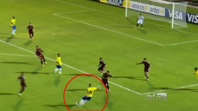 Kennedy marque un but à la Hulk d'une frappe surpuissante de 25 mètres