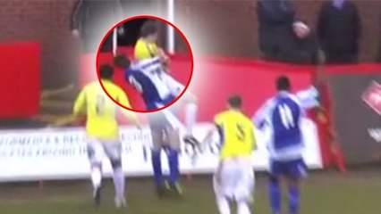 Un footballeur se venge d'un tacle très appuyé avec une prise de catch