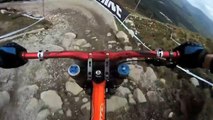 Downhill : Une descente en MTB en caméra embarquée qui secoue vraiment