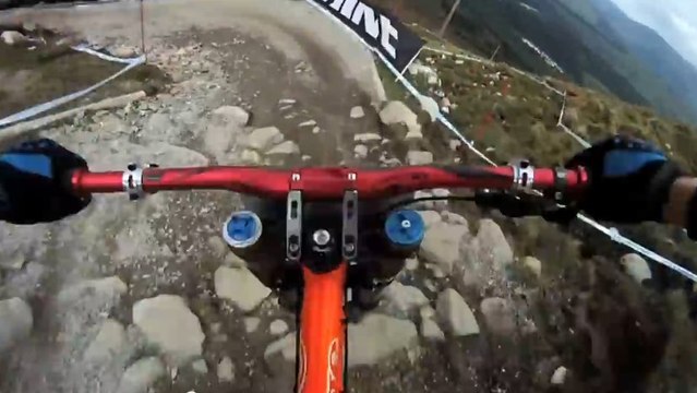 Downhill : Une descente en MTB en caméra embarquée qui secoue vraiment