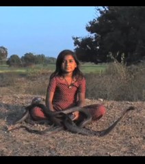 Une petite fille indienne est amie avec six cobras