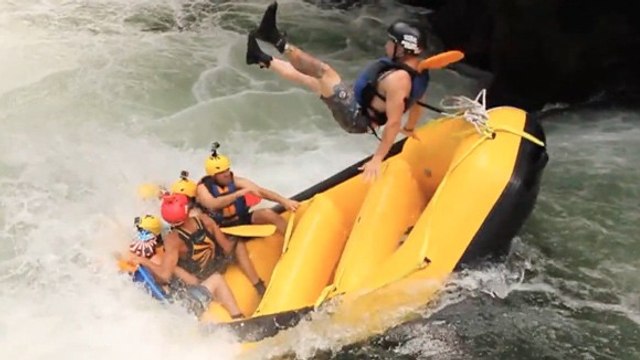 Une bande de potes s'éclate dans une séance énorme de rafting