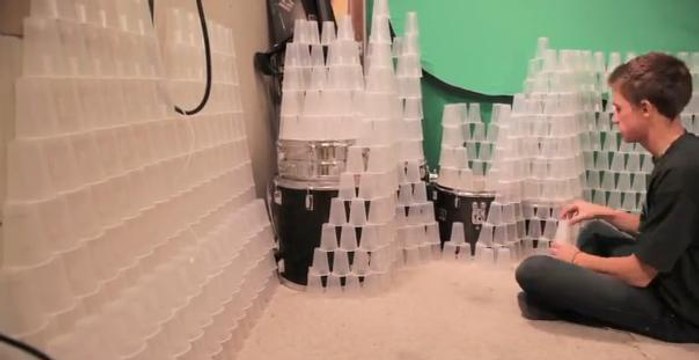 Il empile 10 000 gobelets en plastique dans une pièce