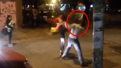 Street Fight : Il fracasse son adversaire d'un violent headkick !