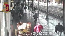 Bologna, stazione centrale: poliziotto salva un uomo che rischia di essere travolto dal treno