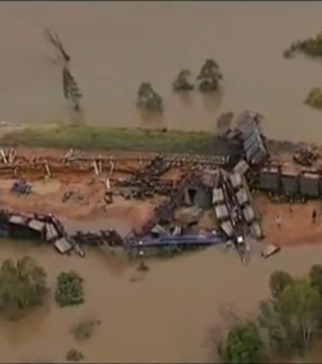 Un pont et un train sont emportés par des inondations en Australie