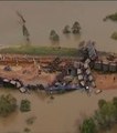 Un pont et un train sont emportés par des inondations en Australie