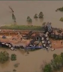 Un pont et un train sont emportés par des inondations en Australie