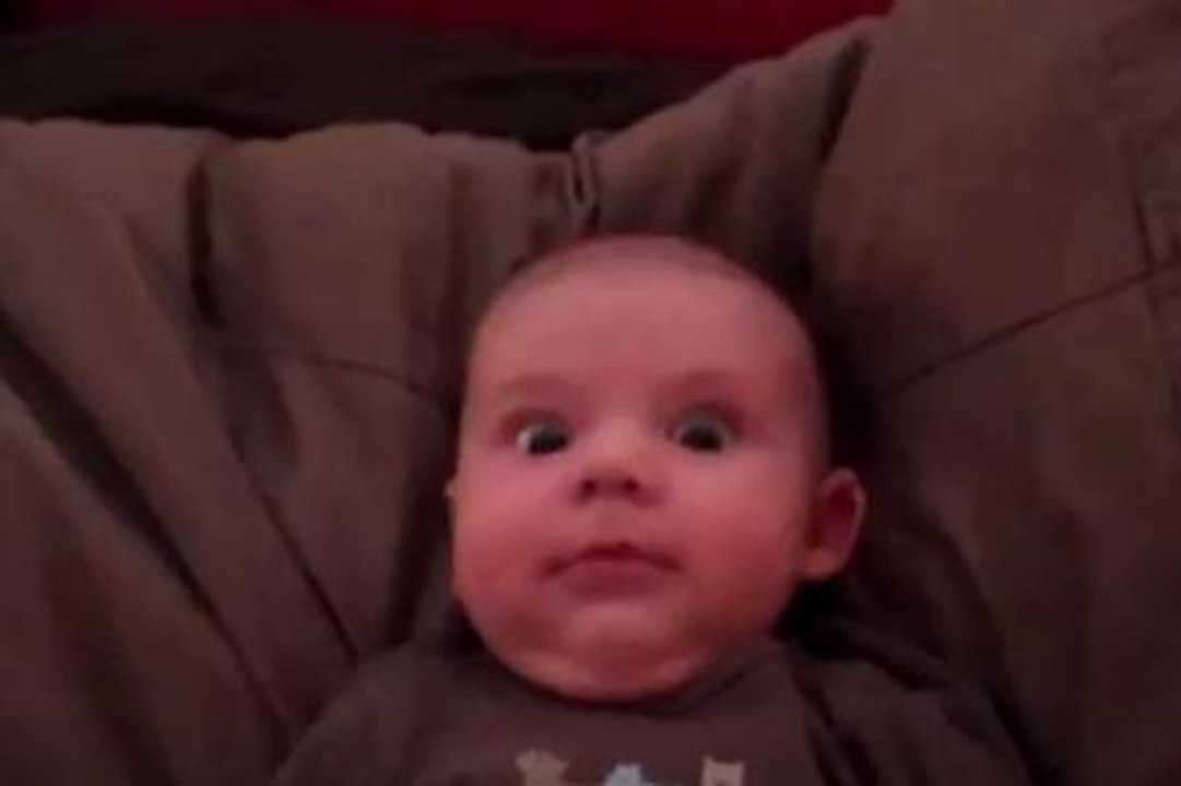 Les ronflements de son père terrifient ce bébé