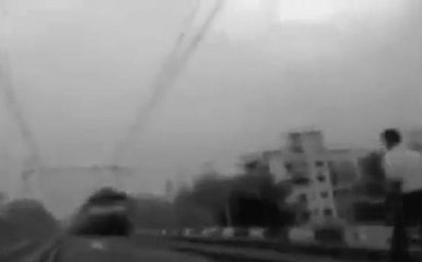 Il laisse le train lui passer dessus