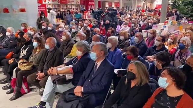 Elio Germano legge il libro di Gino Strada: Sulla guerra riflettere senza opinioni preconfezionate