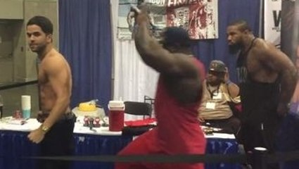 Un concours de claque totalement absurde avec Kali Muscle en bourreau