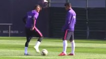Neymar explique ses gestes techniques à ses coéquipiers
