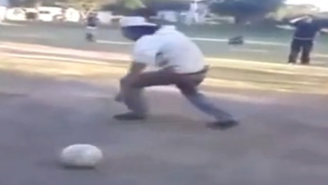 Un homme complètement ivre essaie de jouer au foot