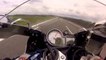 Un motard se filme en caméra embarquée en roulant à 322 km/h