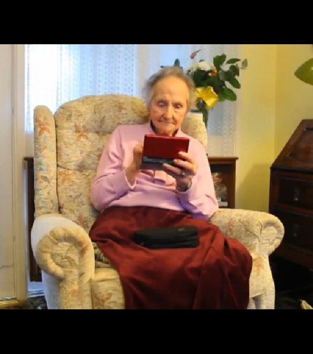 Accro à la Nintendo DS... et âgée de 100 ans
