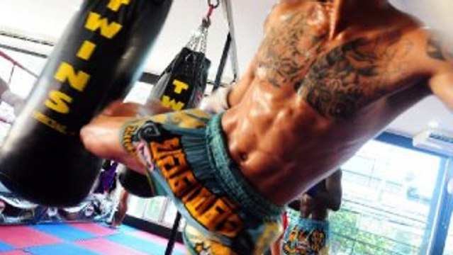 La séance d'entraînement pour abdominaux d'un spécialiste de muay-thaï