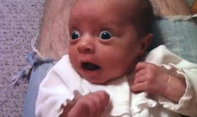 Découvrez la tête que fait ce bébé quand il a peur!