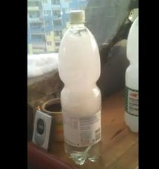 Ils congèlent une bouteille d'eau en quelques secondes