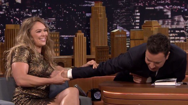 Ronda Rousey fait une clé de bras à Jimmy Fallon