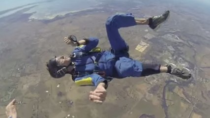 Victime d'une crise d'épilepsie en plein vol, son moniteur lui sauve la vie