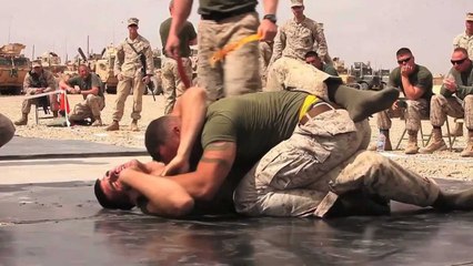 Un tournoi de combat rapproché entre soldats américains en plein désert !