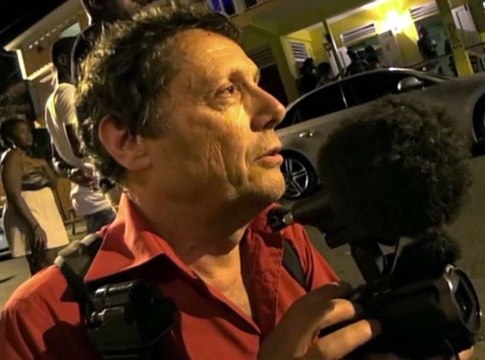 Antoine de Maximy au coeur d'une fusillade - J'irai dormir chez vous - extrait (17/07/15)