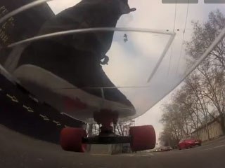 Découvrez Crystal Cruiser, une planche de skate totalement transparente