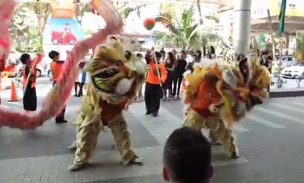 Ces dragons dansent sur Party Rock Anthem pour le Nouvel An chinois