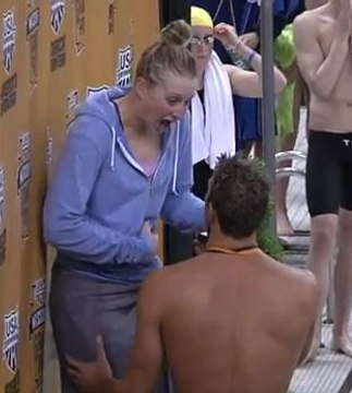 Un nageur demande sa petite amie en mariage sur le podium