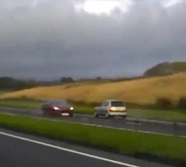 Cette voiture roule à contre-sens sur l'autoroute !