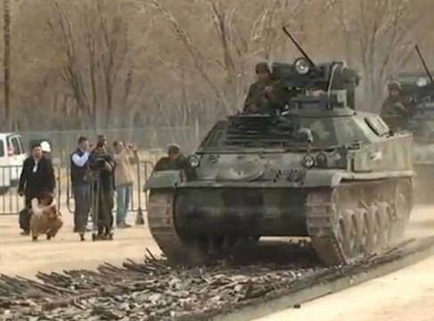 Mexique: un char détruit les armes des cartels