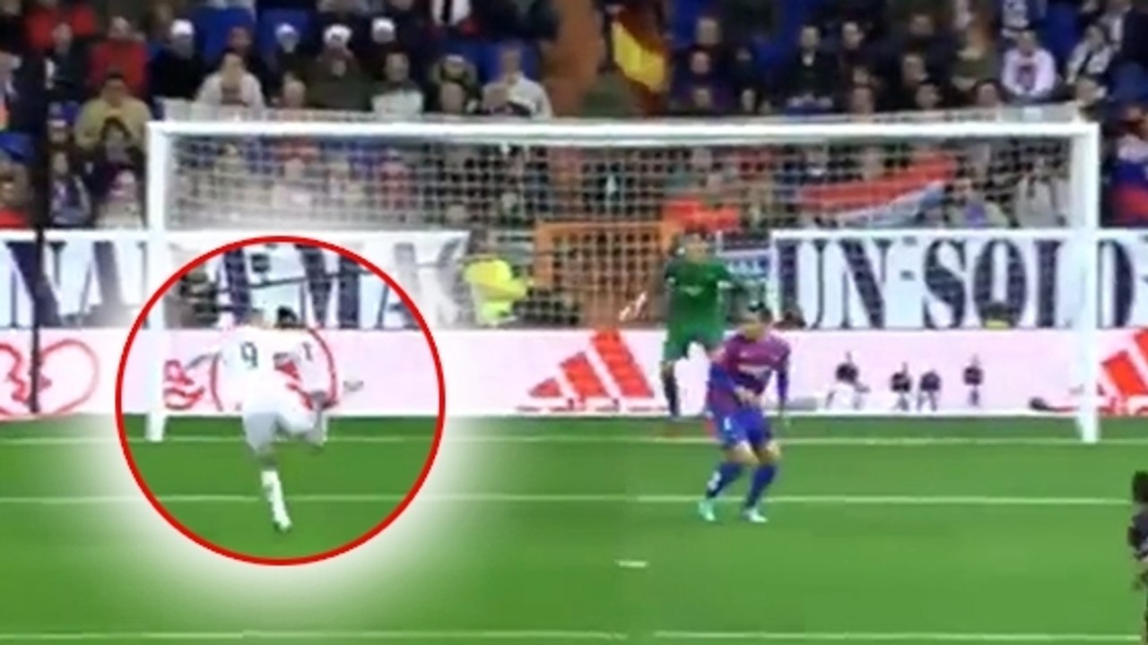 Karim Benzema passe à deux doigts d'un but incroyable