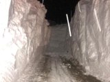 Yolu kapanan köye kardan tünelle ulaşım sağlanıyor