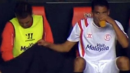 Fernando Navarro se soulage dans un verre sur le banc de touche