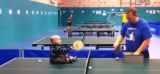 Ce bébé est déjà un grand joueur de ping-pong