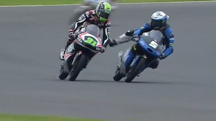 Deux pilotes de moto s'embrouillent en pleine course