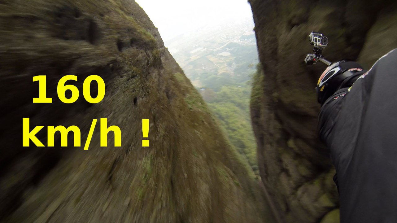 Un vol en wingsuit périlleux à plus de 160km/h