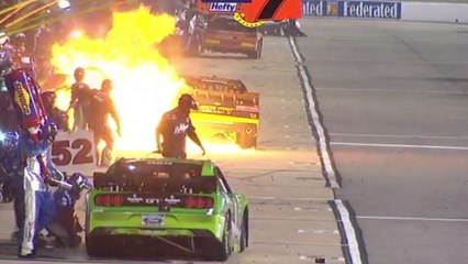 Un stand de ravitaillement Nascar prend subitement feu en pleine course