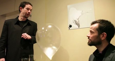Il s'apprête à manger un ballon de baudruche gonflé à l'hélium!