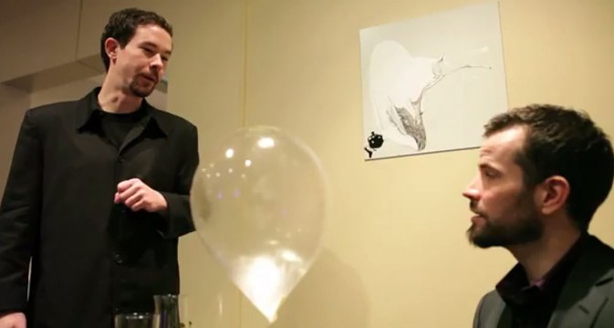 Il s'apprête à manger un ballon de baudruche gonflé à l'hélium!