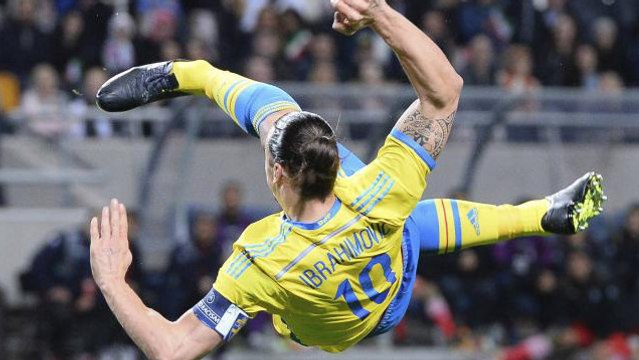 Zlatan Ibrahimovic rate deux bicyclettes en 2 secondes